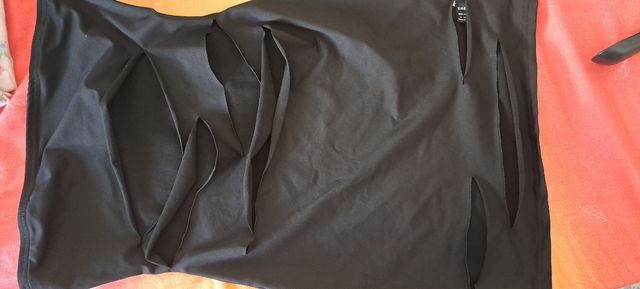 Vestito nero con tagli