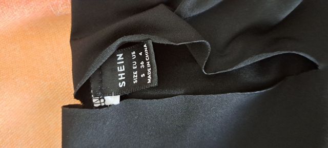 Vestito nero con tagli