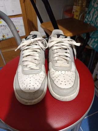 Zapatillas Nike grises y blancas
