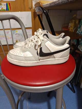 Zapatillas Nike grises y blancas