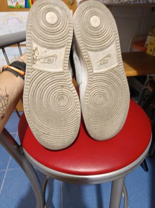 Zapatillas Nike grises y blancas