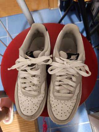 Zapatillas Nike grises y blancas