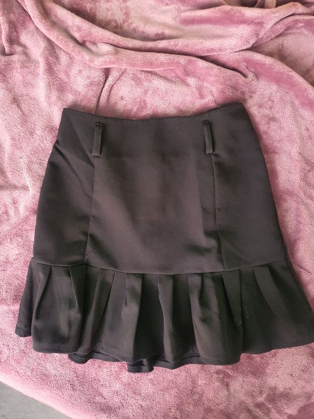 Falda negra con volantes