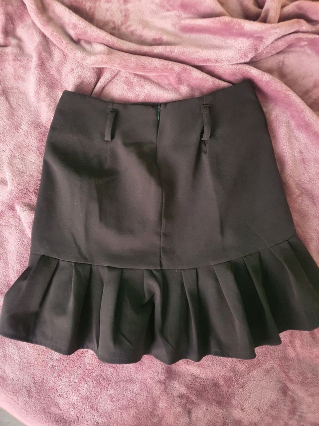 Falda negra con volantes