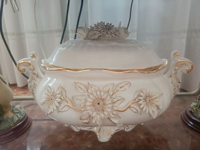 Conjunto de porcelana con flores