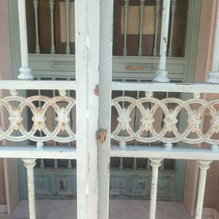 Cancela de hierro forjado decorada