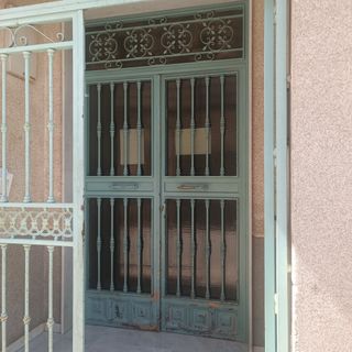 Puerta de hierro con cristales