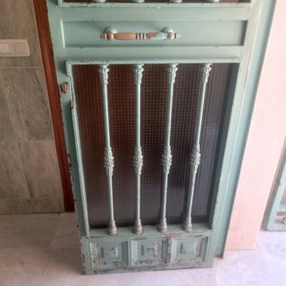 Puerta de hierro con cristales