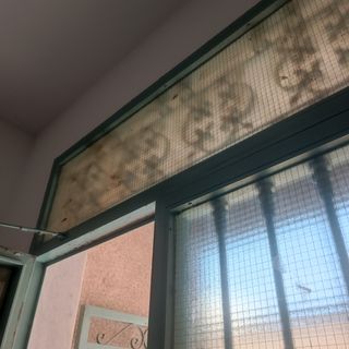 Puerta de hierro con cristales