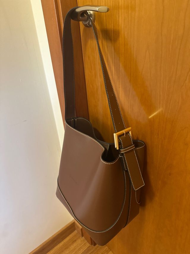 Bolso de piel marrón