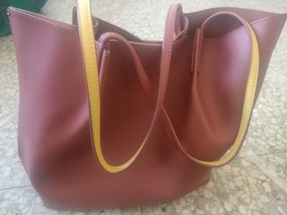 Bolso marrón y amarillo