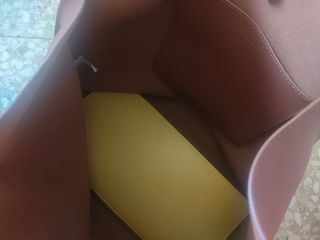 Bolso marrón y amarillo