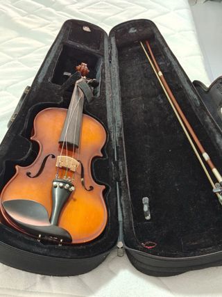 Violín con estuche y arco.
