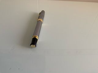 Pluma estilográfica con clip dorado