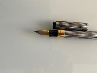 Pluma estilográfica con clip dorado