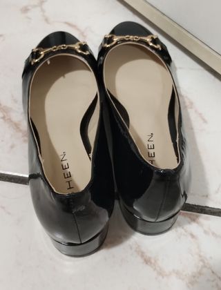 Décolleté nero lucido con tacco basso 