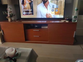 Mueble bajo TV salón madera y negro