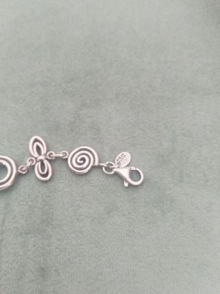 Pulsera de plata con diseño de espirales