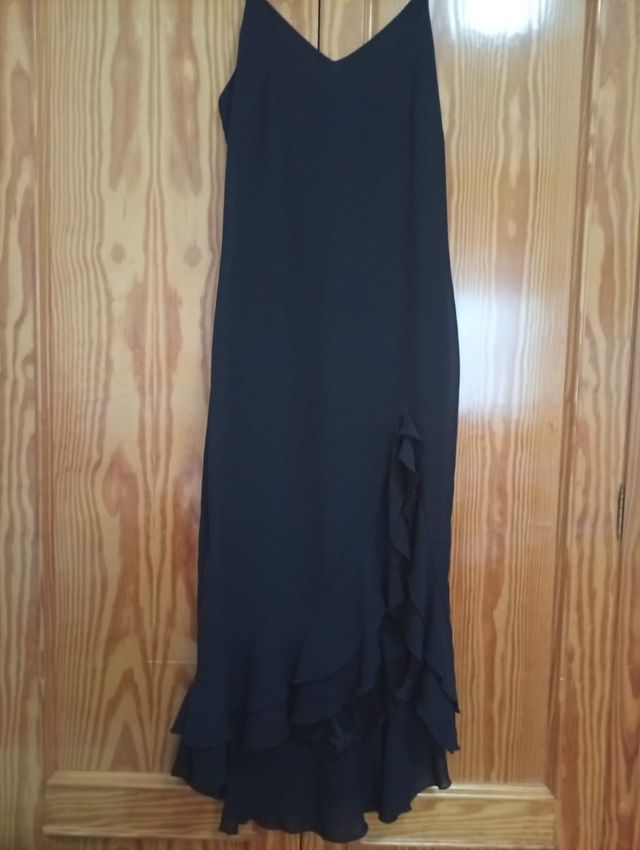 Vestido negro largo con volantes