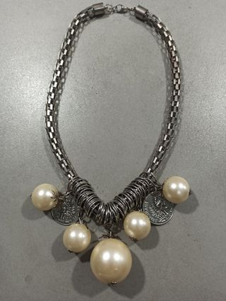 Collar plateado con perlas y monedas