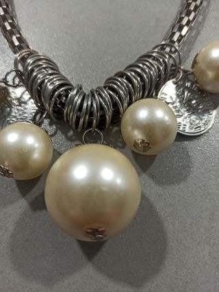 Collar plateado con perlas y monedas