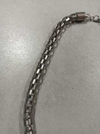 Collar plateado con perlas y monedas