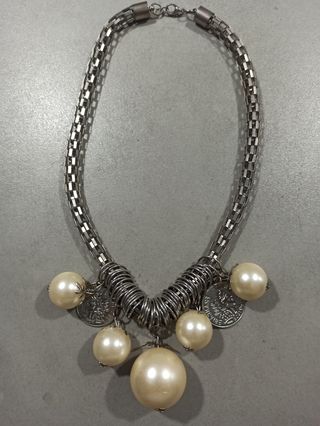 Collar plateado con perlas y monedas