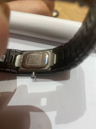 reloj de mujer marca RADO
de titanio