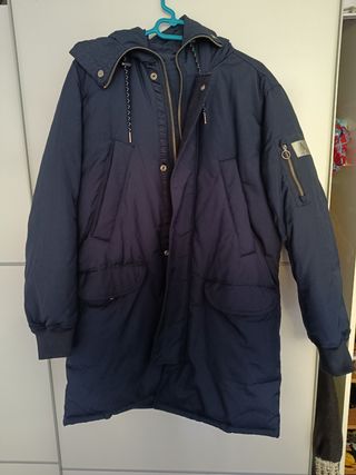 Abrigo Armani Exchange azul marino.