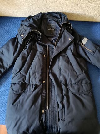 Abrigo Armani Exchange azul marino.