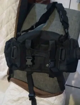 Bolsa táctica tipo riñonera o bandolera MOLLE