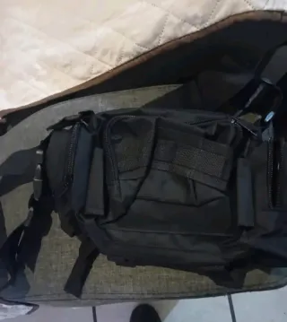Bolsa táctica tipo riñonera o bandolera MOLLE