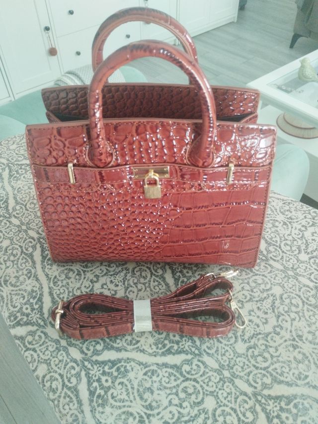 Bolso Camel con Detalle Dorado. Asa larga.