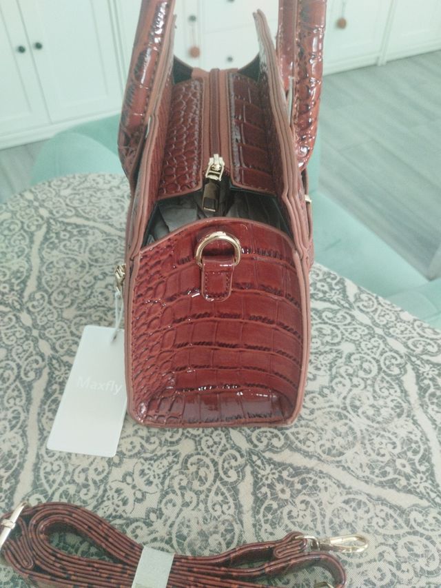 Bolso Camel con Detalle Dorado. Asa larga.