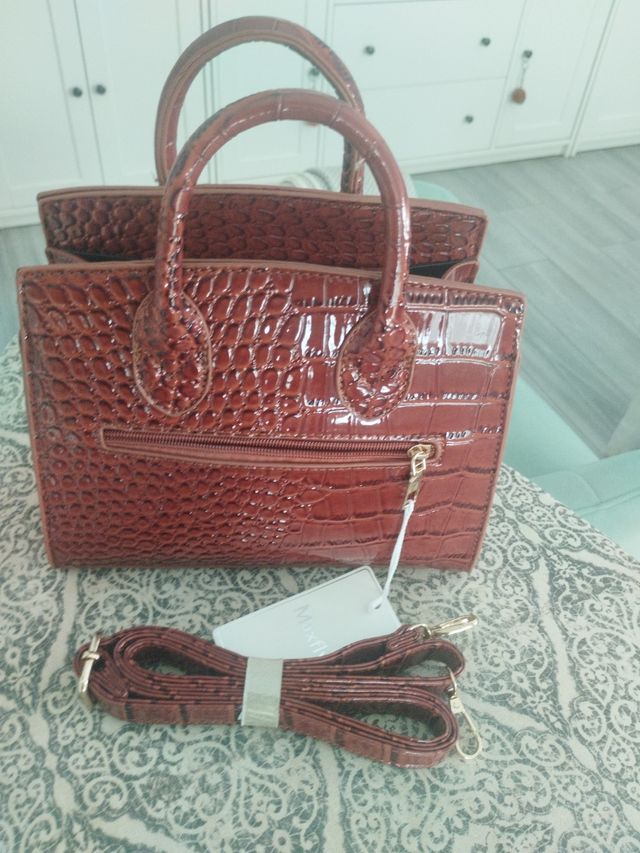 Bolso Camel con Detalle Dorado. Asa larga.