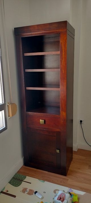 Mueble de madera marrón
