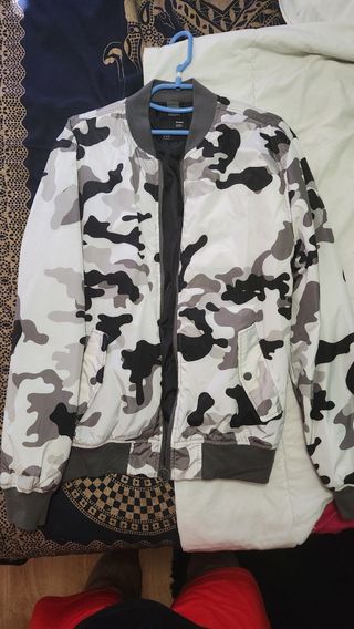 Chaqueta Bershka Camuflaje Talla M