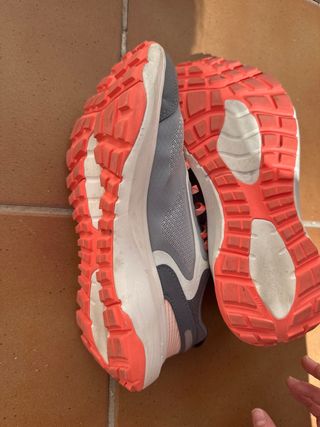 Zapatillas deportivas grises y rosas