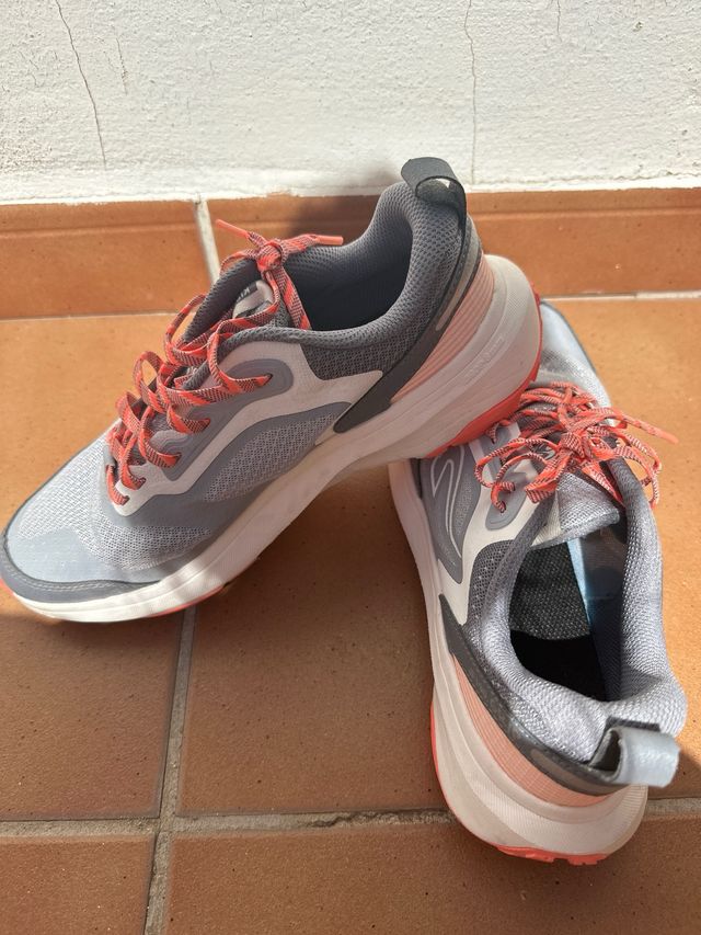 Zapatillas deportivas grises y rosas