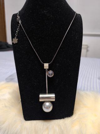 Collar plateado con colgante