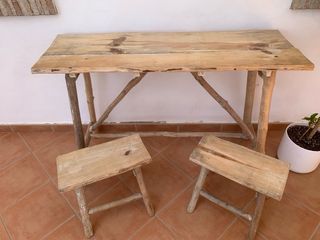 Mesa rústica de madera