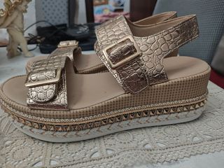 Sandalias doradas con plataforma