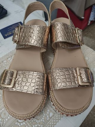 Sandalias doradas con plataforma