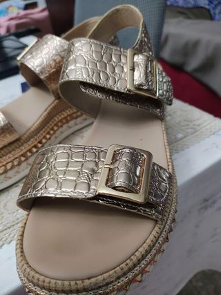 Sandalias doradas con plataforma