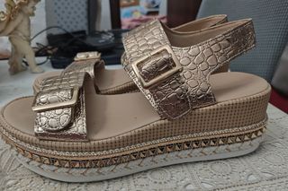 Sandalias doradas con plataforma