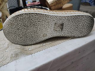 Sandalias doradas con plataforma