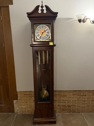 Reloj de pie de madera