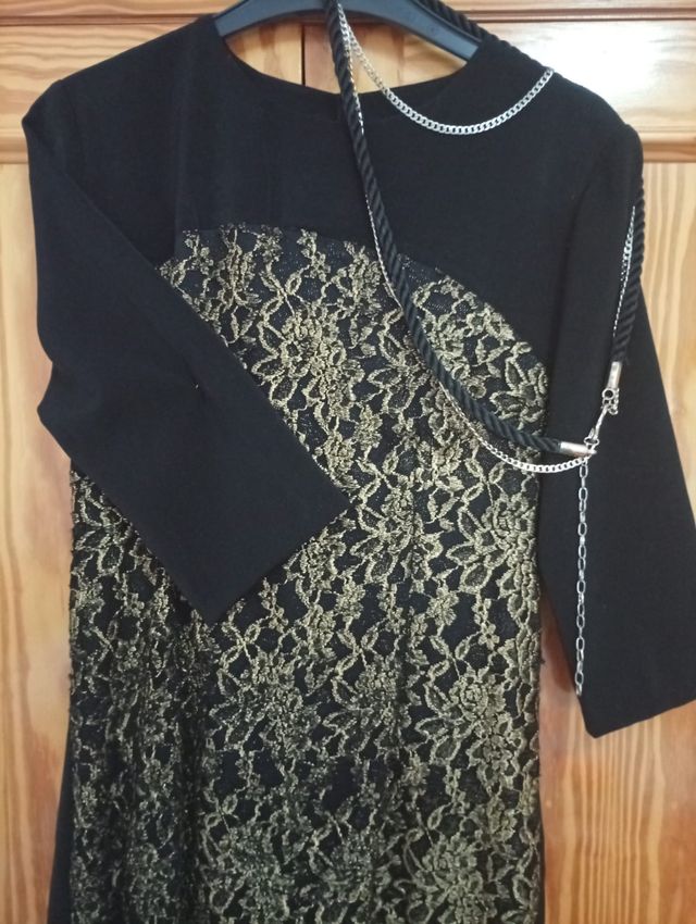 Vestido Negro y Dorado con Cadena