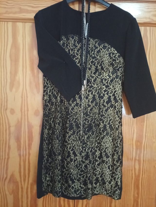 Vestido Negro y Dorado con Cadena