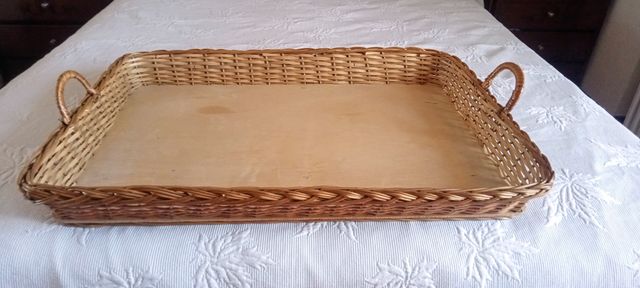 Cesta de mimbre con asas